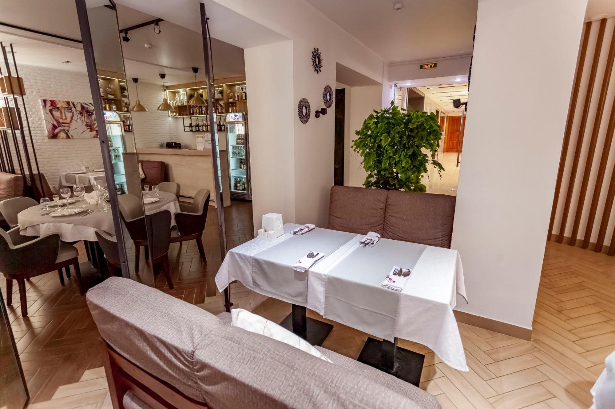 Kurmet Hotel Oral Buitenkant foto